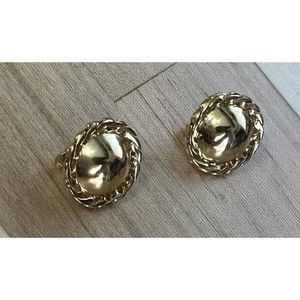 VTG CROWN TRIFARI Earrings Classic Gold Tone Clip On Very Classy Always in Style